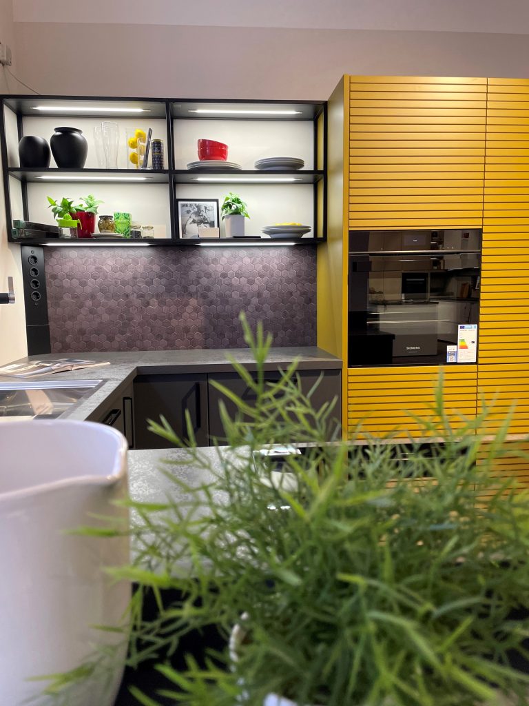 Küche Schüller auffällige Küche Fliesenrückwand Schwarz Gelb Rille Rillenfront in curry Metallhängeregal bei Möbel Rudolf Schlüchtern, Main-Kinzig-Kreis, Hessen